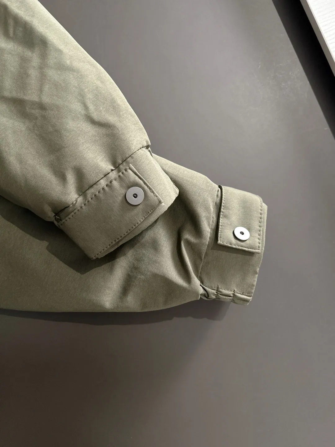 Two-day delivery time P960 Big Goose 🔥🔥 High-end customization 2025 winter official website's latest popular down jacket. Original custom-made hardware accessories for customers, all imported and original customization. Welcome to compare at the counter. Absolutely high quality. Use top-grade 90 white goose down. Super soft. Filled with fluffy and full feathers. Super heavy work. Fabric workmanship is excellent. The version is super perfect. Note⚠The fabric is super comfortable. Exclusive model. High-end quality. A must-have warm and protective artifact in winter. Size: M-3XL
